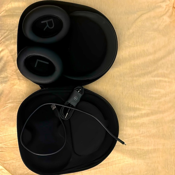 Bose Noise Cancelling 700 headphone. - Picture 8 of 9